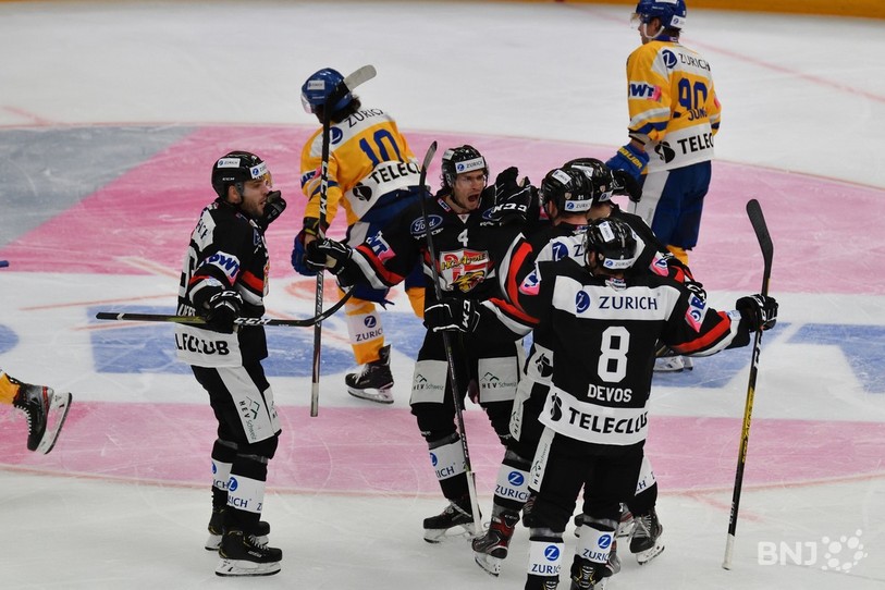 Le HC Ajoie célèbre, il mène au score face au HC Davos ! (photo : Georges Henz)