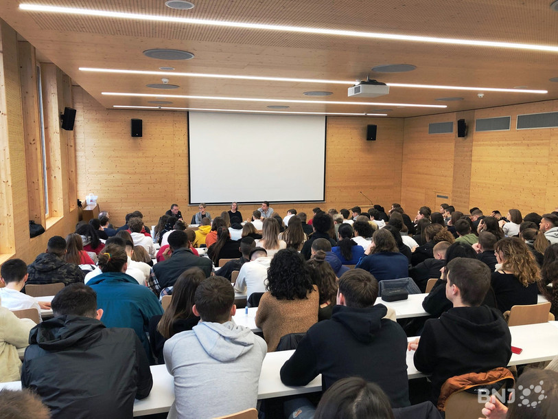 Les candidats Romain Schaer, Rosalie Beuret Siess et Anne Seydoux-Christe ont échangé avec un parterre d'étudiants ce lundi à Delémont.