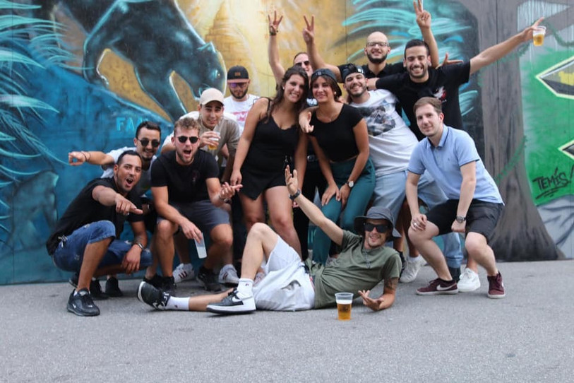 Cyril Alarcon, ici au premier plan, a choisi ce cliché pour représenter son association. Il a été pris au terme de la Fête des saisons 2019 à Tavannes, ou « Face au mur » a proposé diverses activités. 