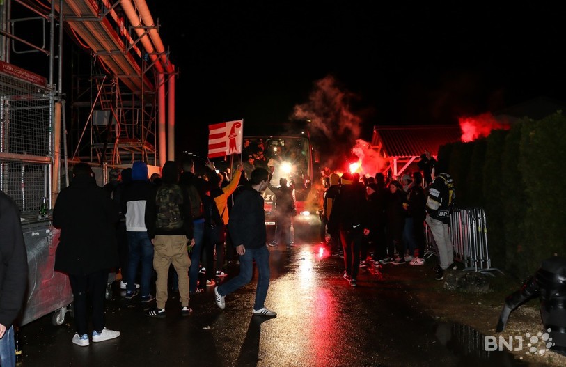 Le car du HC Ajoie a été accueilli par des centaines de supporters et quelques fumigènes ! (photo : Mauricette Schnider)