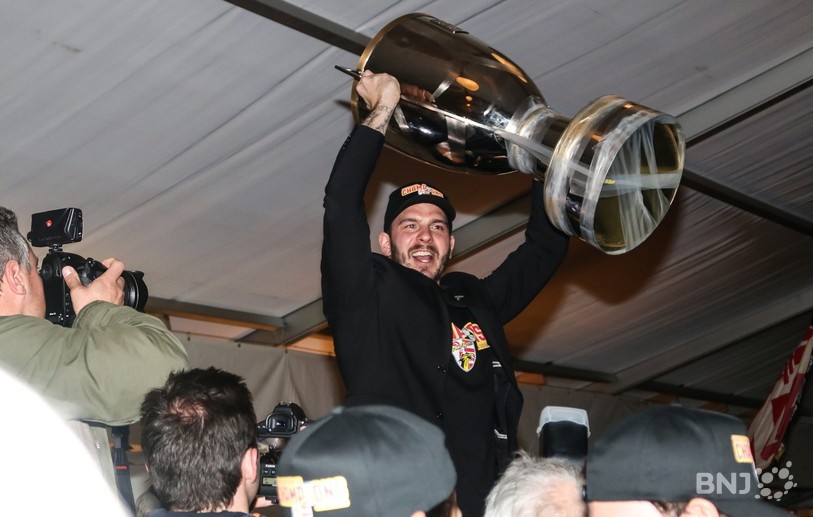 Les joueurs, ici Mathias Joggi, ont pu présenter le trophée (un peu endommagé) aux supporters (photo : Mauricette Schnider).