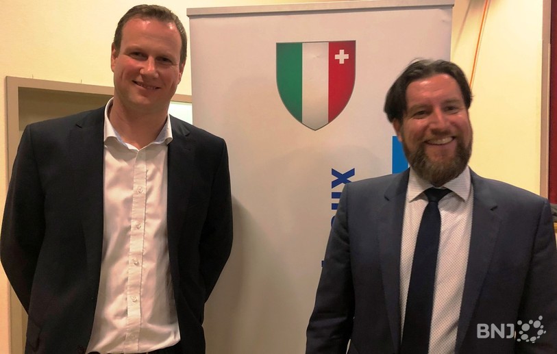 Didier Boillat, à droite, succède à Nicolas Ruedin à la présidence du PLRN.