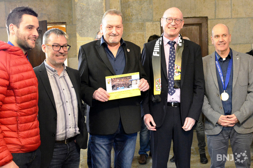 Le Conseil municipal de Porrentruy a offert un chèque au HC Ajoie, ici (de gauche à droite) Jordane Hauert (capitaine du HCA), Eric Pineau (conseiller municipal), Patrick Hauert (président du HCA), Gabriel Voirol (maire) et Gary Sheehan (entraîneur du HCA).