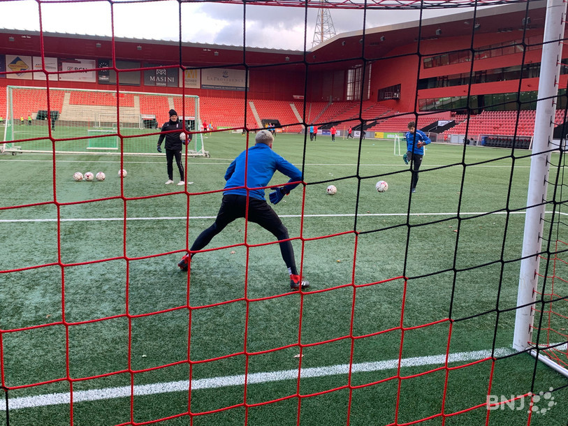 Mathias Minder s'apprête à réceptionner une reprise de volée de son « compère » Laurent Walthert. 