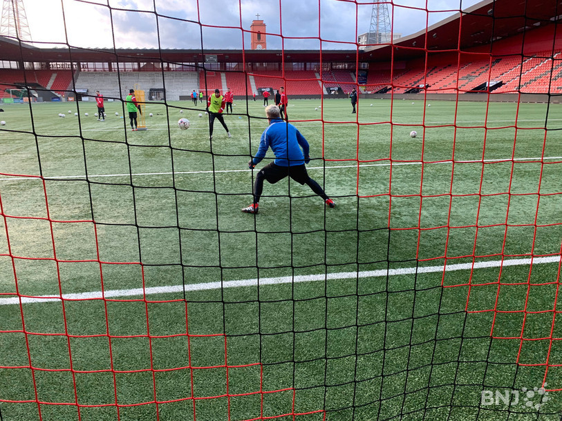 Des phases de jeu face aux attaquants xamaxiens ont conclu l'entraînement. Mathias Minder est ici battu face à la nouvelle recrue Yannis Tafer. 