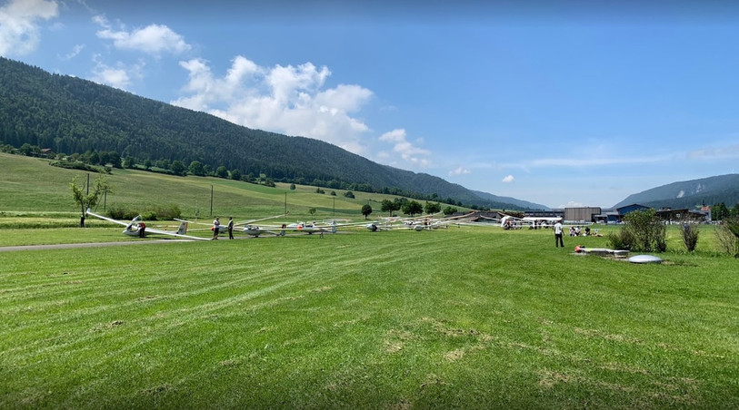 Le Club Vol libre Jura critiquent les restrictions imposées par la présence de l'aérodrome de Courtelary. (Photo : Google Maps).
