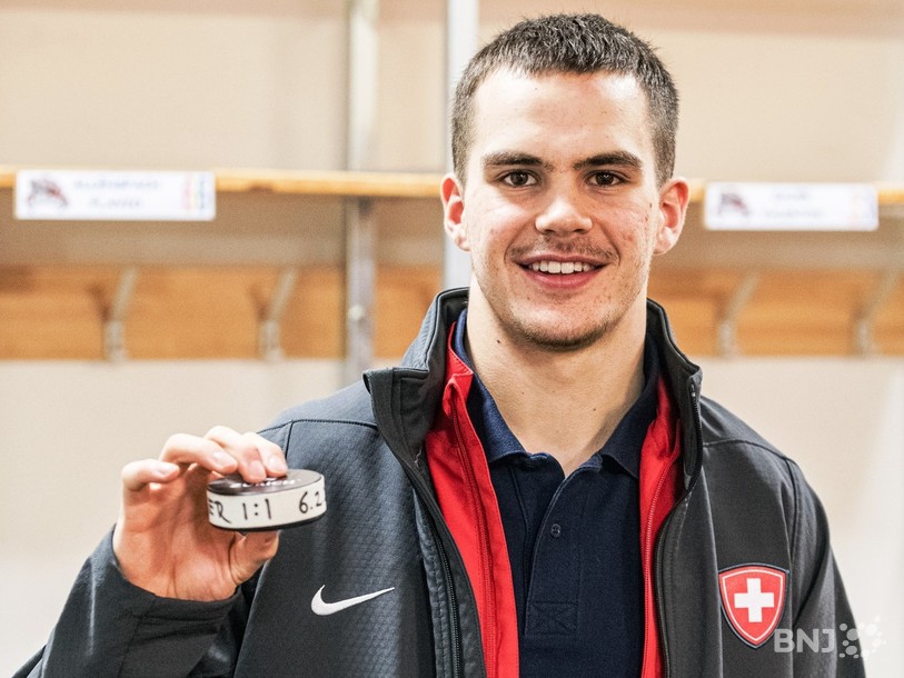Valentin Nussbaumer va garder précieusement le puck qui est rentré dans les filets allemands pour sa première réussite sous le chandail de l'équipe nationale A (photo : Jonathan Vallat).