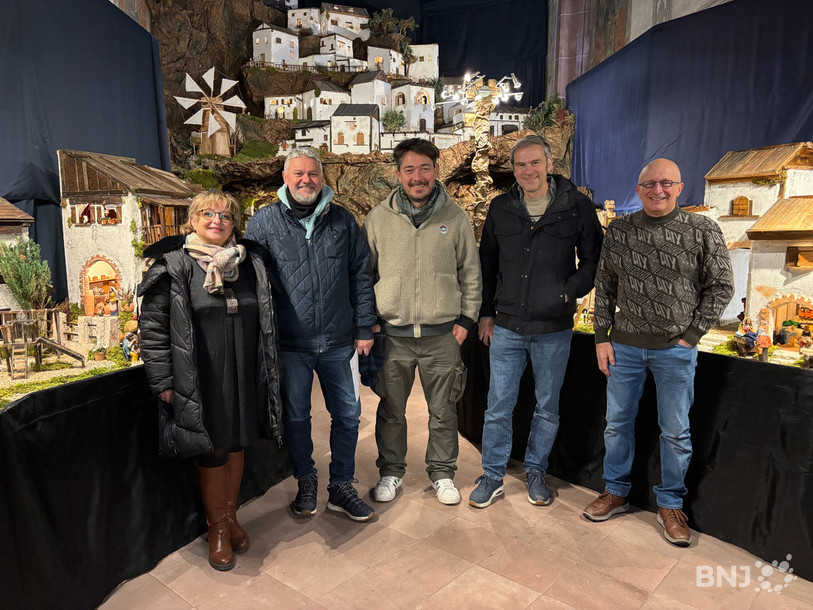 L'équipe de tournage a fait la rencontre des deux concepteurs. (de gauche à droite : Crea Calame, le réalisateur Jean-Yves Fischbach, le caméraman Gregory Rodriguez, l'ingénieur du son Patrick Koestel, et Maurice Bianchi).