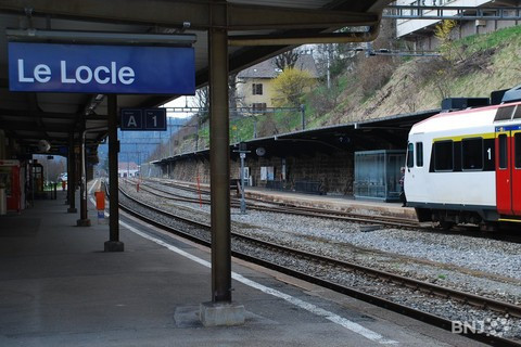 Les travaux envisagés en gare du Locle par les CFF permettront notamment de répondre aux normes de la Loi sur l'égalité pour les handicapés. (Photo : archives).