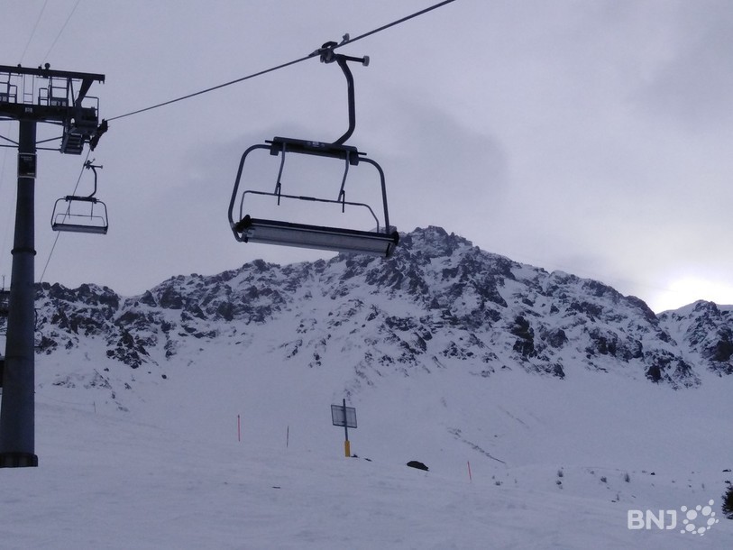 Les exploitants de domaines skiables bernois devront, dès le 22 décembre, obtenir une autorisation de leur préfecture pour accueillir des skieurs. (archives)