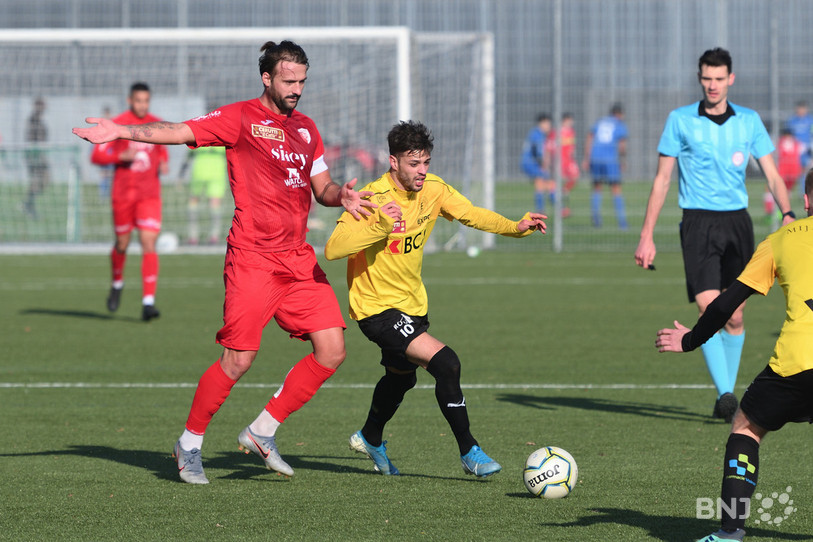 Steve Antunes Coehlo et ses coéquipiers ont été pris en tenaille par Labinot Sheholli et le FC Bienne. (Photo: Georges Henz)