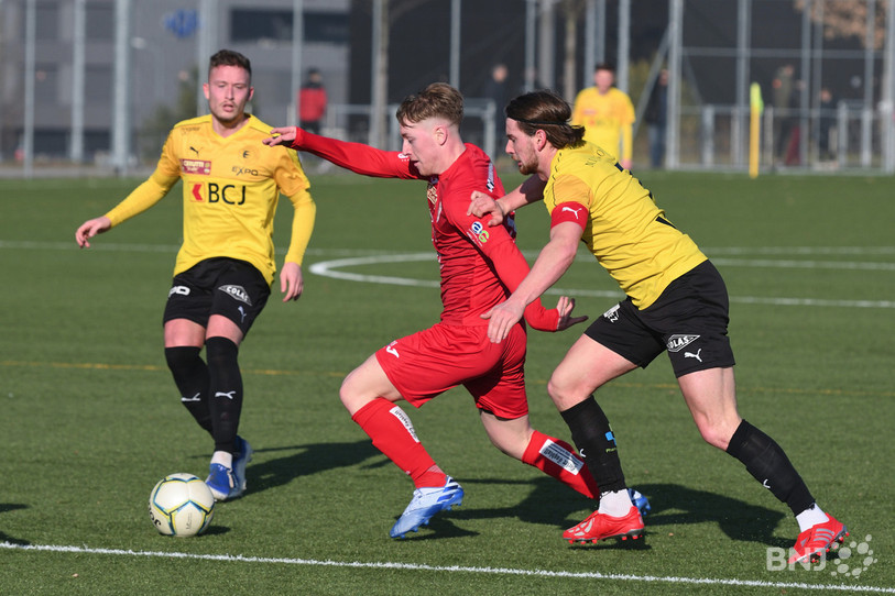 Nathan Garcia et le FC Bienne ont pris le meilleur sur le FC Bassecourt de Nolan Erard. (Photo: Georges Henz)