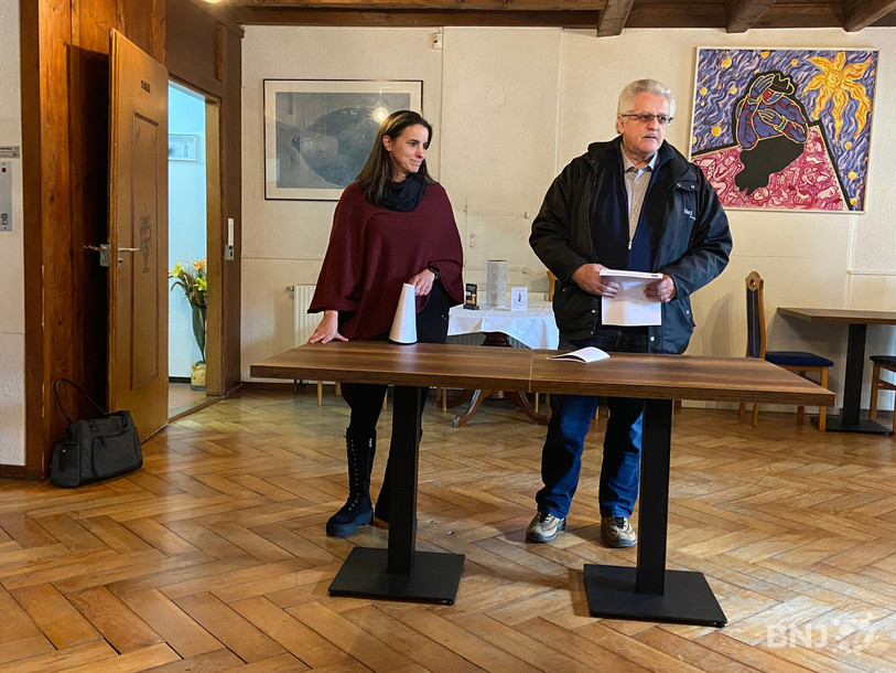 La conseillère communale Alexia Lecomte et le maire Raymond Troehler en train d’annoncer les résultats des élections et des votations du jour à Plateau de Diesse.