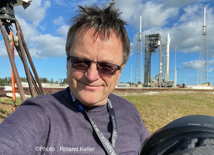 Roland Keller devant la fusée 