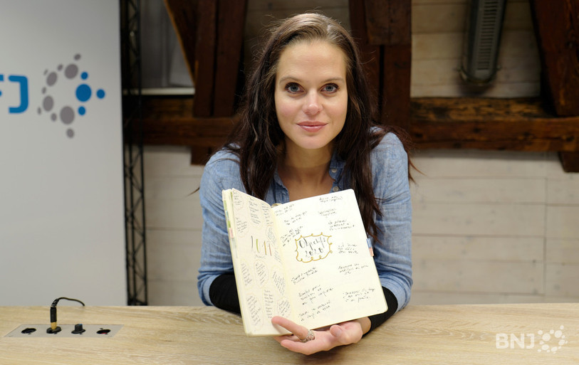 La soprano Léonie Renaud a pris son agenda avec elle pour nous présenter notamment son métier.
