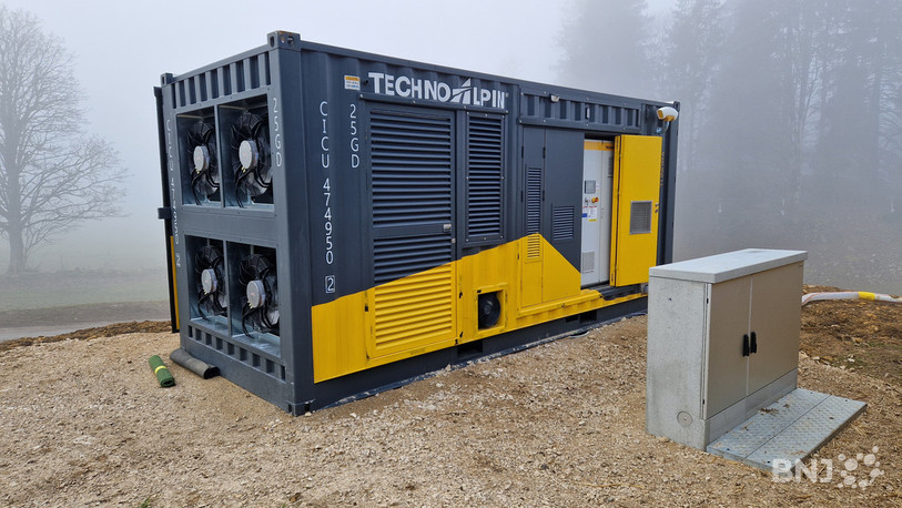 La machine se trouve dans un conteneur, en haut de la piste de ski. Elle est capable de produire environ 70m3 de neige par jour.