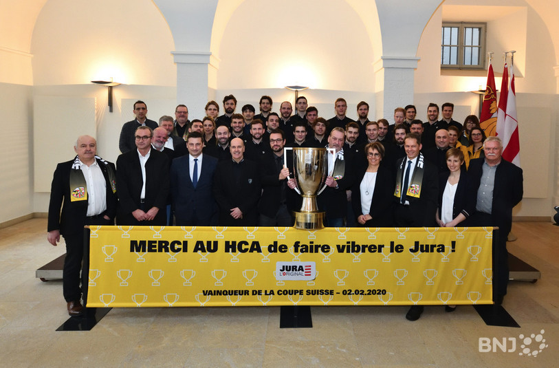 Le HC Ajoie et le Gouvernement jurassien ont posé ensemble pour la photo de famille (photo : Georges Henz).