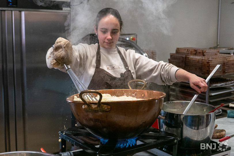 Beatriz prépare la crème et le sucre pour le caramel.