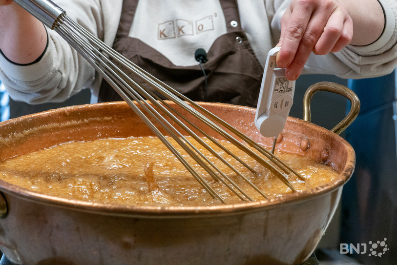 Le caramel doit cuire à 104°C.