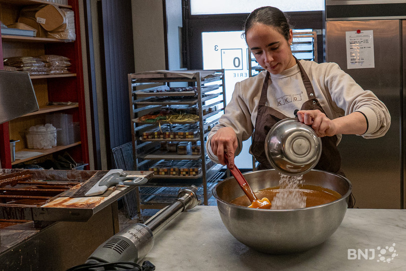 Ajout de la fleur de sel dans le caramel.