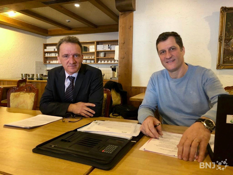 Le candidat Romain Schaer et le président de l'UDC Jura Thomas Stettler, ce mercredi, lors du point presse organisé par le parti agrarien.