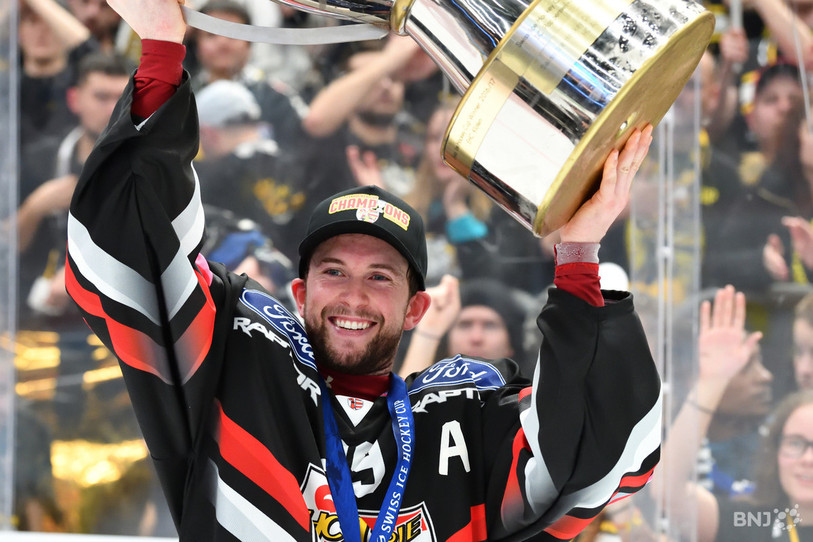 Les Ajoulots avaient porté le trophée de la Coupe de Suisse lors de la saison dernière (photo : Georges Henz).