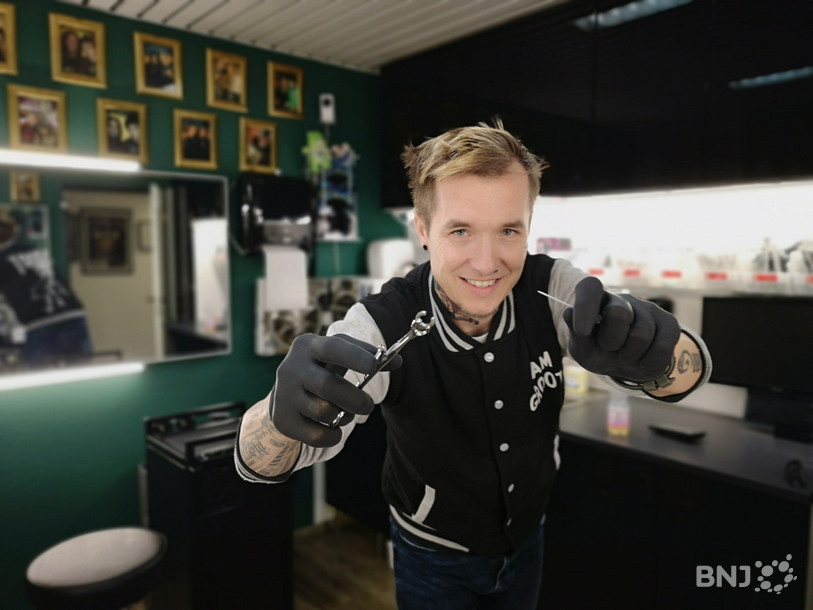 David aime jouer avec le coté effrayant de son métier de perceur mais assure que ce qu’il « kiffe grave » c’est le sourire de ses clients une fois lorsqu’ils découvrent leur piercing.