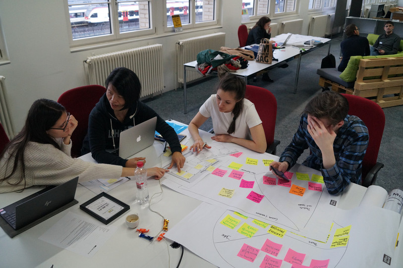 Les élèves des différentes écoles ont mis en commun leurs compétences pour rendre efficientes les villes de demain, dans le cadre du projet SmartCityZens. (Photo : HEG Arc) 