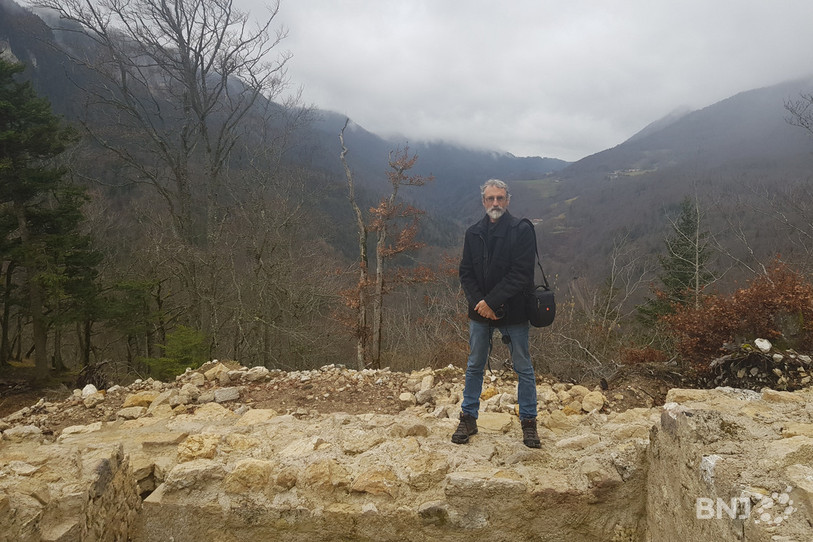 John Howe devant le panorama visible depuis les ruines du château de Rochefort.