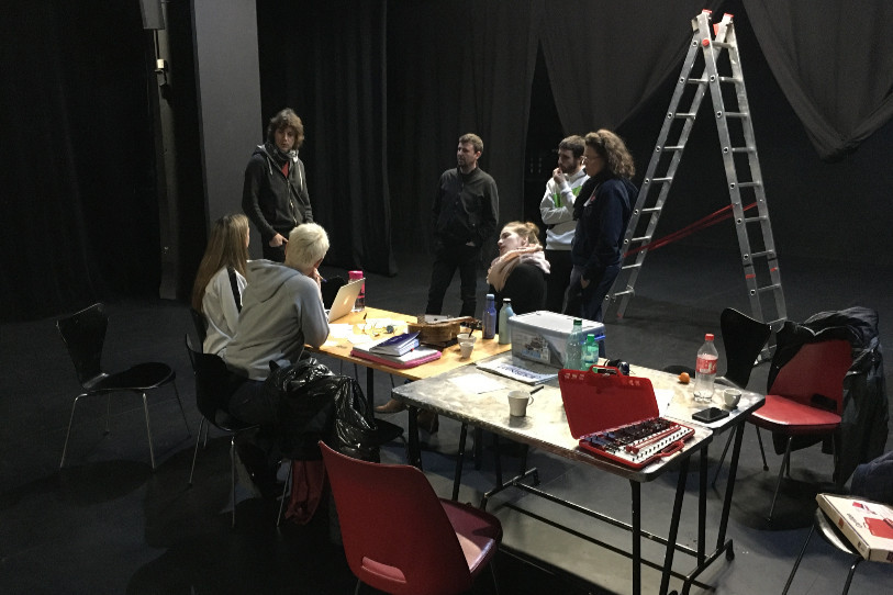 Les comédiens d'Utopik Family se sont retrouvés samedi matin à 8h00 au Rennweg 26, pour créer le spectacle qu'ils présenteront à 20h00 au public. (Photo : Thierry Grünig)