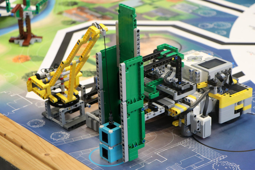 Les participants à la FLL doivent notamment concevoir des robots en briques Lego. (Photo : Robots-JU)