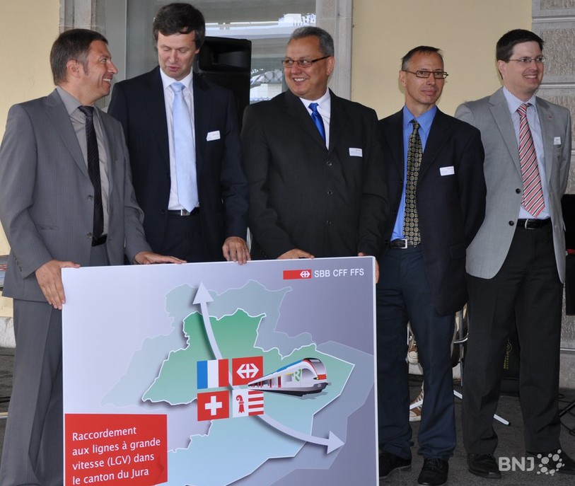 Tout sourire... Philippe Receveur, le ministre jurassien en charge de l'Environnement et de l'équipement, [1er à gauche] avec Abdelkrim Amoura, directeur du Réseau ferré de France pour la Bourgogne et Franche-Comté [3e depuis la gauche].