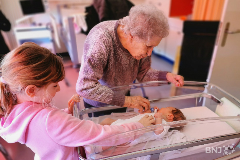 Lucie Rossel, 93 ans, a rencontré samedi pour la première fois la petite Hailey, sont arrière-arrière-petite fille.