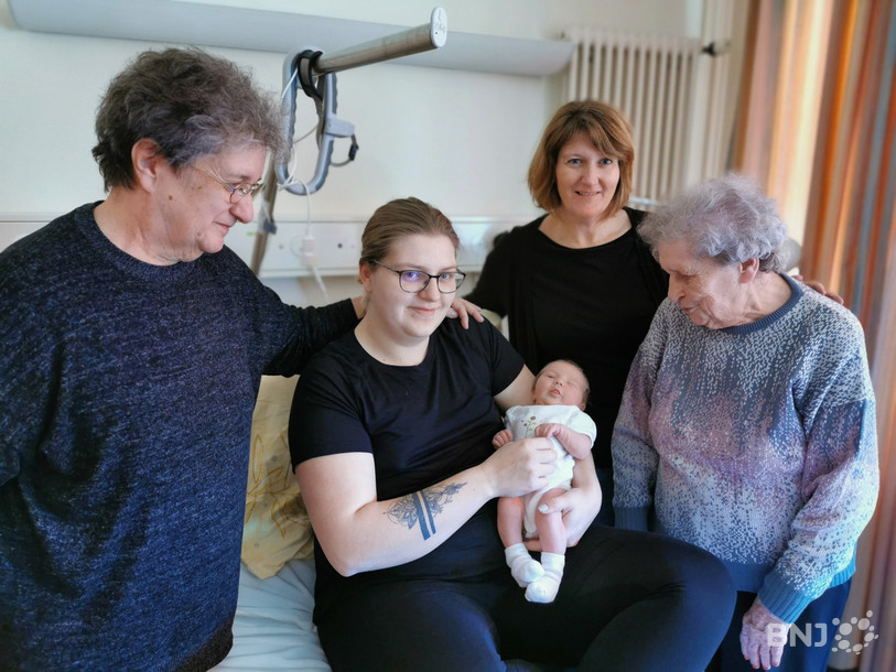 La petite Hayley entourée de sa maman, sa grand-maman, son arrière grand-maman et son arrière-arrière-grand-maman !