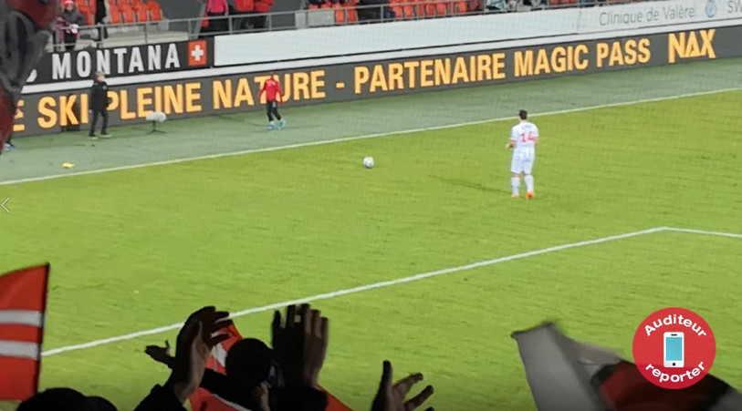 Raphaël Nuzzolo a profité d'une pause dans le match pour faire quelques passes avec de jeunes ramasseurs de balle.