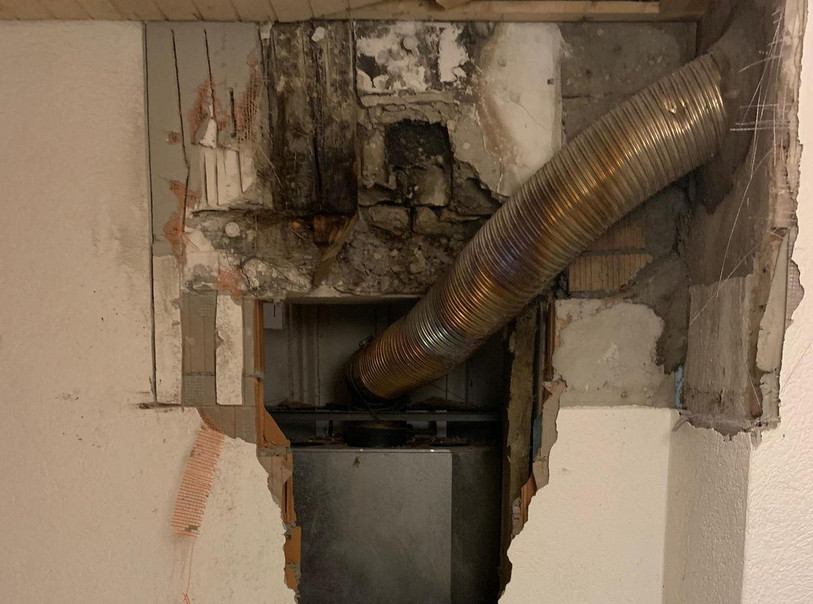 Les pompiers ont dû casser le mur pour accéder au foyer de l'incendie. (Photo : LDD)