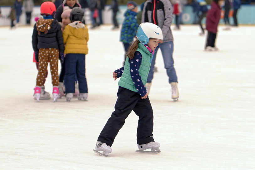 Malgré une atmosphère qui incite plus à la baignade, certains élèves neuchâtelois ont déjà chaussé leurs patins à glace. (Photo d'illustration)
