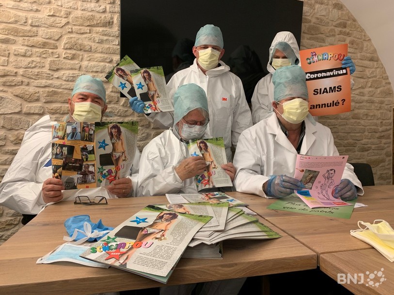Les rédacteurs du Schnapou se sont protégés pour éviter d'être contaminés par l'encre de Chine.