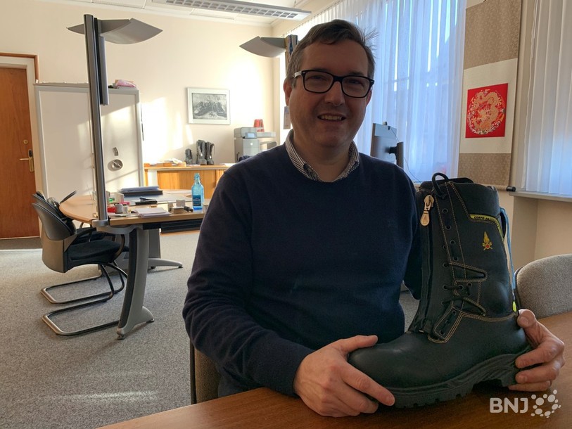Matthias Aerni, 47 ans et né à Porrentruy, est directeur de Minerva SA. Il présente la botte des sapeurs-pompiers italiens fabriquée par son entreprise.