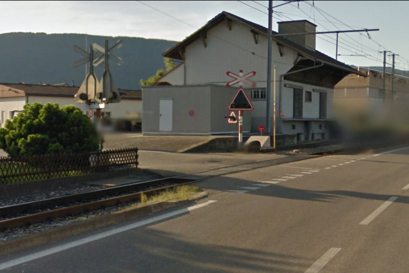 L'accident s'est produit sur un passage à niveau sans barrières. (Photo : Google Maps)