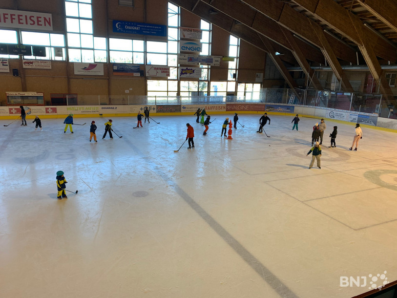 Les jeunes ajoulots ont pu pratiquer plusieurs activités sur la glace jeudi.