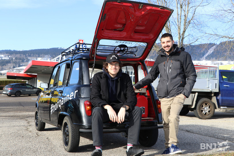Fernand Girardin et Paul Pourchet (à droite) se sont lancés dans l'aventure avec leur 4L noire.