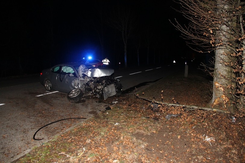 La voiture a percuté deux arbres (photo : police cantonale jurassienne).