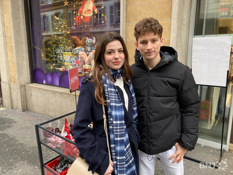 Clara et Joël ont profité de ce dimanche pour compléter leurs cadeaux de Noël au centre-ville de Neuchâtel.