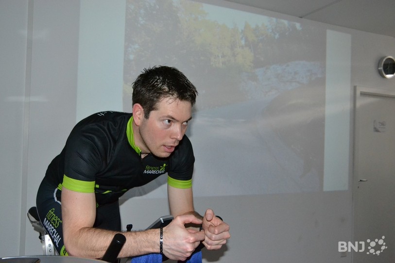 Jérémy Huguenin en plein effort avec sur sa gauche les images de sa course qui défilent, filmées en caméra embarquée.