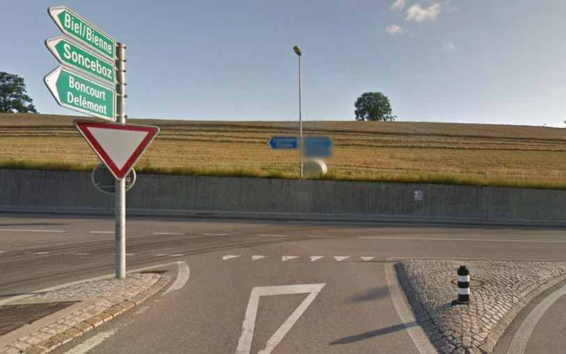 L'accident s'est produit à la sortie de Tavannes, au croisement qui mène à l'autoroute. (Photo Google Maps)