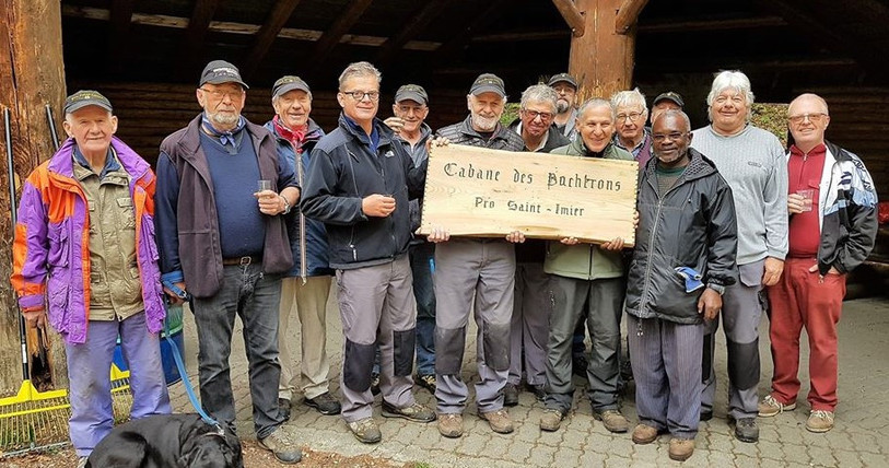 L'équipe de Pro St-Imier devant son quartier général, la cabane des bûcherons.