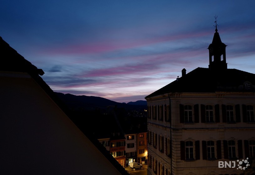 Le soleil se lève sur Delémont (photo : Léandre Berret).