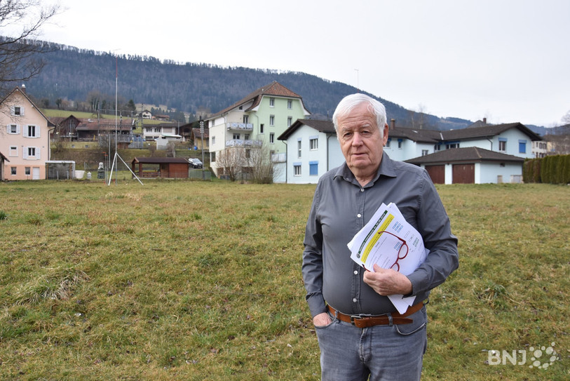Le maire de Sonceboz René Rimaz devant la parcelle prévue pour la maison de l'enfance, au sud des bâtiments communaux.