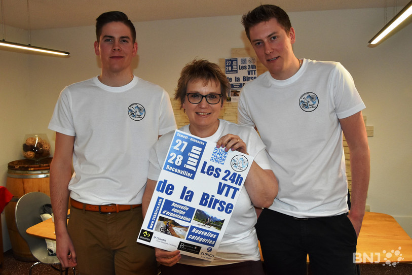 Lucien (à gauche) et Mathias Gasser entourent leur maman Sandrine dans le nouveau comité d'organisation des 24h VTT de la Birse.